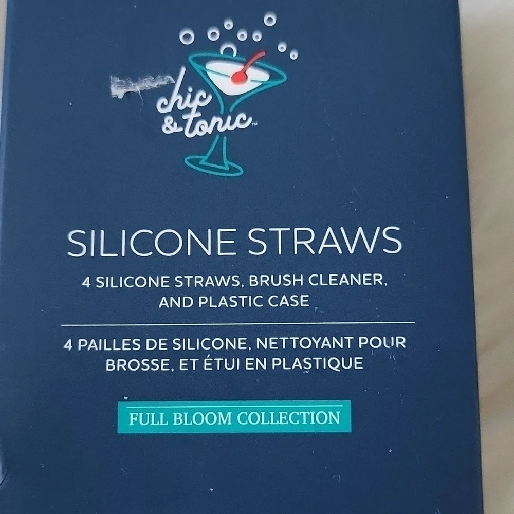 chic & tonic 4 pack of silicone straws, brush cleaner, and case NIP
